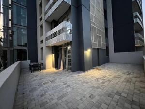 um pátio vazio de um edifício com uma varanda em Stunning 2 Bedroom Apartment in Rosebank Central em Joanesburgo