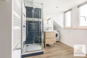 a bathroom with a shower and a sink at Residence Dayez in Valenciennes