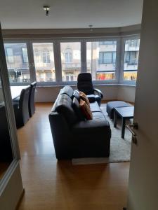 - un salon avec un canapé et deux chaises dans l'établissement Residentie Canada, à Blankenberge