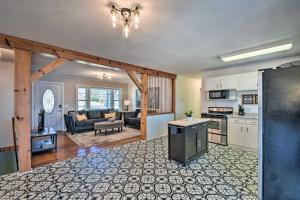 Ett kök eller pentry på Stunning Seneca Home with Lake Keowee Access!