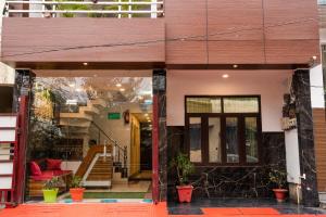 uma casa com uma escada e uma sala de estar em Ventex Inn em Lucknow