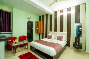 - une chambre avec un lit, une table et des chaises dans l'établissement Ventex Inn, à Lucknow