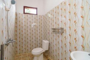 ein Bad mit einem WC und einem Waschbecken in der Unterkunft RedDoorz @ Jalan Sultan Agung Lampung in Kedaton