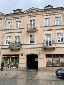 duży opalenizny budynek z drzwiami i oknami w obiekcie Piotrkowska2828 apartament. w Łodzi