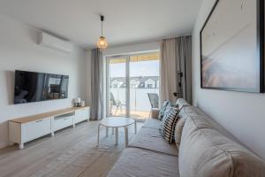 Televízia a/alebo spoločenská miestnosť v ubytovaní Apartamenty Sun & Snow Posesja Kapitańska + 27 fotografií