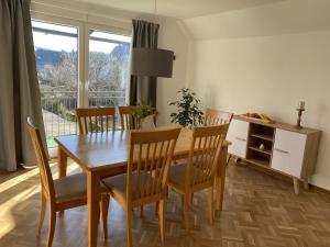 a dining room with a table and chairs and a window at Ferienwohnung Veojano in Schmallenberg