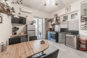 Kuchyň nebo kuchyňský kout v ubytování MareVestrum - incantevole casa con accesso diretto in spiaggia