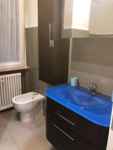 bagno con lavandino blu e servizi igienici di FRONTE MARE a Pesaro Altre 13 foto