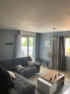 ein Wohnzimmer mit einem Sofa und einem Couchtisch in der Unterkunft Appartement t3 rdc in Saint-Denis
