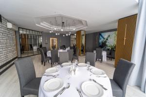 jadalnia z białym stołem i krzesłami w obiekcie Hotel Polski w Mielcu