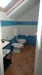 y baño con aseo y bidet. en B&B Denteferro, en Pontecagnano Faiano