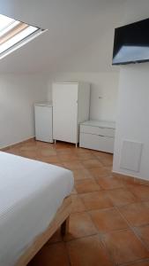 1 dormitorio con 1 cama, 2 vestidores y ventana en B&B Denteferro, en Pontecagnano Faiano