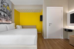A bed or beds in a room at Wyndham Garden Florence