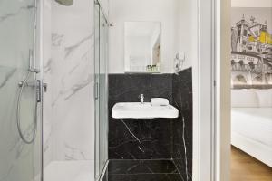 A bathroom at Wyndham Garden Florence