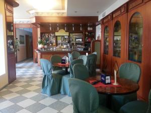 a restaurant with tables and chairs and a bar at Garda Sol SPA Hotel & Appartamenti in Toscolano Maderno