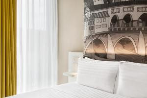 A bed or beds in a room at Wyndham Garden Florence