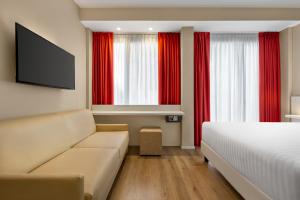 A bed or beds in a room at Wyndham Garden Florence