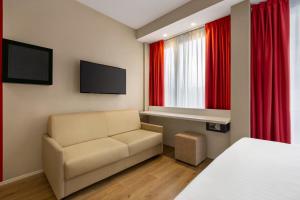 A television and/or entertainment centre at Wyndham Garden Florence