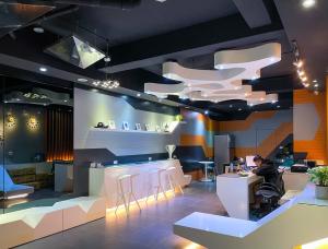 Um restaurante ou outro lugar para comer em Vogue Inn at Hualien
