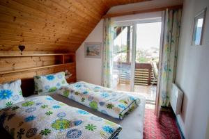Postel nebo postele na pokoji v ubytování Apartments Krista + 37 fotografií