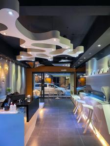 um lobby com um concessionário de carros com um carro estacionado em Vogue Inn at Hualien em Hualien