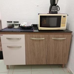 a microwave oven sitting on top of a counter at Aeroporto House 4 in Macapá