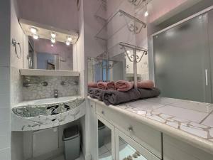Kúpeľňa v ubytovaní Duplex 70m2 - Vue Cité Mediévale - Parking gratuit + 21 fotografií