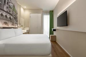 A bed or beds in a room at Wyndham Garden Florence