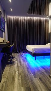 TV a/nebo společenská místnost v ubytování Leoni Hotel & Private Spa + 37 fotografií