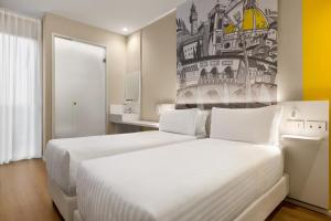 A bed or beds in a room at Wyndham Garden Florence