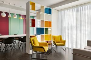 A seating area at Wyndham Garden Florence