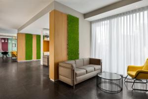 A seating area at Wyndham Garden Florence
