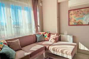 sala de estar con sofá y ventana en Lego Residence Pool & Security & City Center & 5 star en Antalya