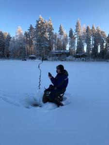 Beautiful lakeside Villa Vetojärvi v zimě