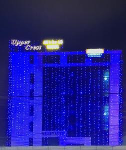 um grande edifício com luzes azuis em UPPERCREST RESIDENCY PALA em Pala