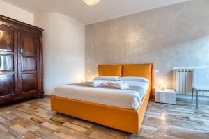 1 dormitorio con 1 cama grande y armario de madera en Palazzo Rivola en Bérgamo