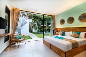 - une chambre avec un lit et une grande fenêtre dans l'établissement Villa Slide by Bali Superhost, à Ubud