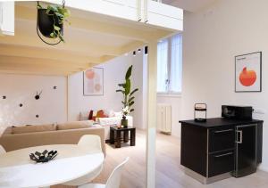 een woonkamer met een bank en een tafel bij [NAVIGLI-BOCCONI] SPAZIO LUCE DESIGN in Milaan