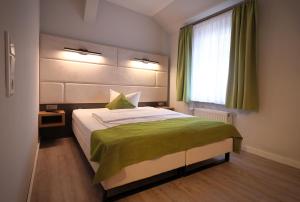 Postel nebo postele na pokoji v ubytování Hotel und Restaurant Kranichsberg