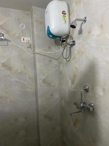 eine Dusche im Bad mit einem Wassertank in der Unterkunft Fancy and Modern Apartment in Patna