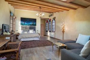 una camera con letto e un soggiorno di Mas Moli Petit a Girona