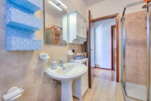 Koupelna v ubytování Cedar House Villa Few Minutes From Lake - Happy Rentals