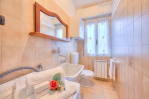 Koupelna v ubytování Cedar House Villa Few Minutes From Lake - Happy Rentals