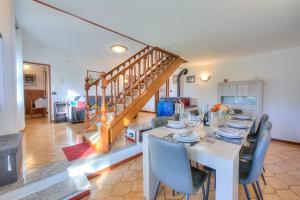 Posezení v ubytování Cedar House Villa Few Minutes From Lake - Happy Rentals