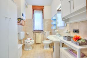 Koupelna v ubytování Cedar House Villa Few Minutes From Lake - Happy Rentals