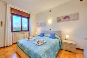 Postel nebo postele na pokoji v ubytování Cedar House Villa Few Minutes From Lake - Happy Rentals