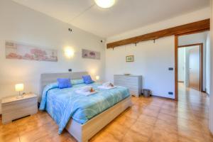 Postel nebo postele na pokoji v ubytování Cedar House Villa Few Minutes From Lake - Happy Rentals