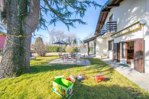 Zahrada ubytování Cedar House Villa Few Minutes From Lake - Happy Rentals