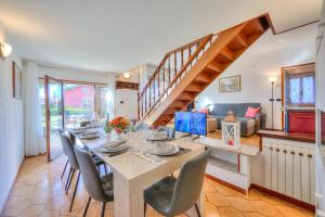 Posezení v ubytování Cedar House Villa Few Minutes From Lake - Happy Rentals