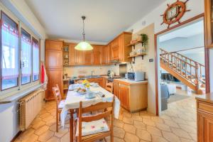 Kuchyň nebo kuchyňský kout v ubytování Cedar House Villa Few Minutes From Lake - Happy Rentals